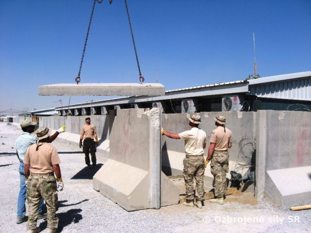 Slovenskí ženisti na základni kandahárskeho letiska