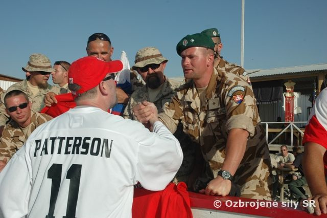 ISAF: Slovenskí vojaci tesne prehrali s hviezdami NHL