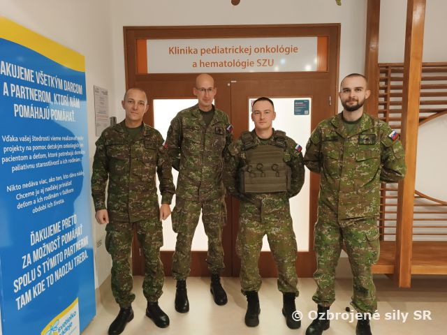 Príslušníci 81. krídla Sliač navštívili deti v onkologickej klinike
