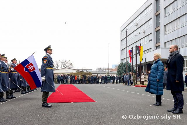 Úplné vojenské pocty pre ministerku obrany Spolkovej republiky Nemecko