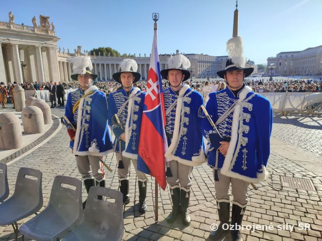 Príslušníci Čestnej stráže vo Vatikáne 