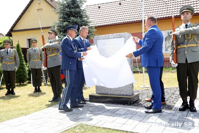 Odhalenie pamätnej tabule československému hrdinovi