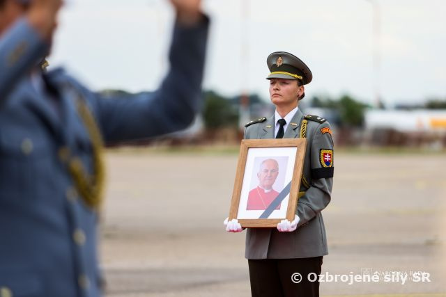 Prílet vládneho špeciálu s pozostatkami zosnulého kardinála Jozefa Tomka