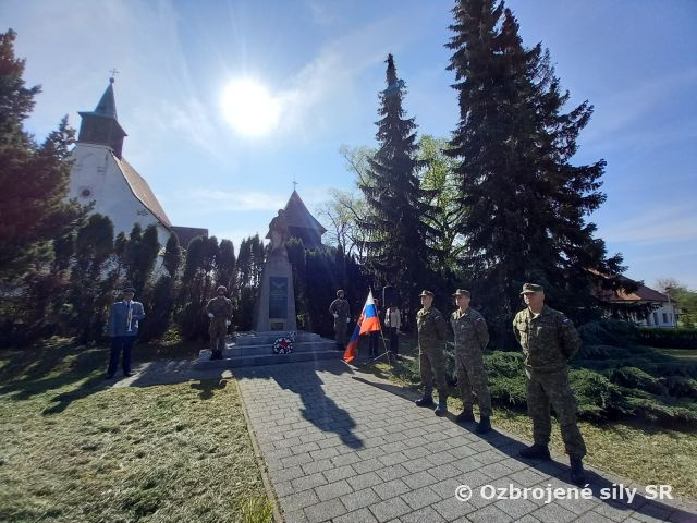 Slávnostný ceremoniál kladenia vencov na počesť 78. výročia Dňa víťazstva nad fašizmom