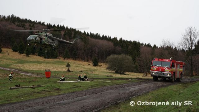 V náročnom teréne si vojenskí hasiči preverili svoje zručnosti - aby boli neustále pripravení pomáhať