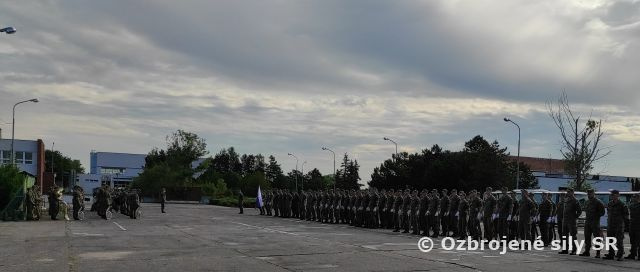 Slávnostný nástup Veliteľstva posádky Bratislava k výročiu SNP a prijatia Ústavy SR