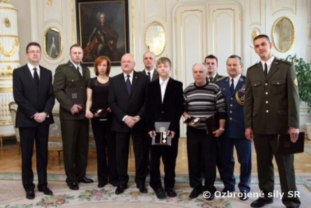 Prezident vyznamenal našich vojakov za statočnosť