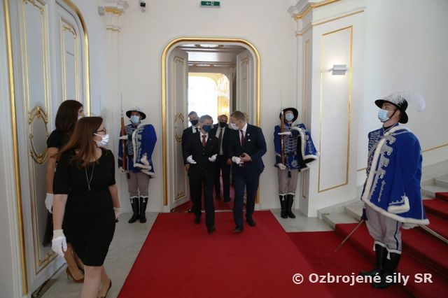 Čestná stráž OS SR privítala predsedu Senátu Parlamentu ČR