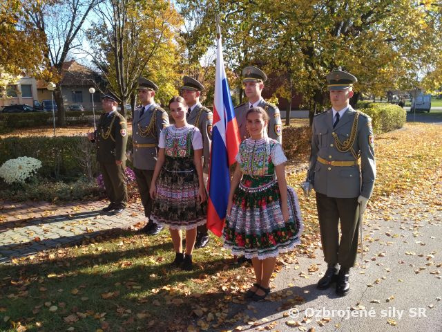 Príslušníci VePBA pri odhaľovaní pamätníka obetiam I. a II. svetovej vojny