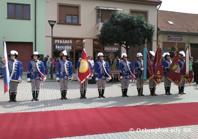 Jednotky Veliteľstva posádky Bratislava na oslavách Dňa Ozbrojených síl SR v Brezovej pod Bradlom