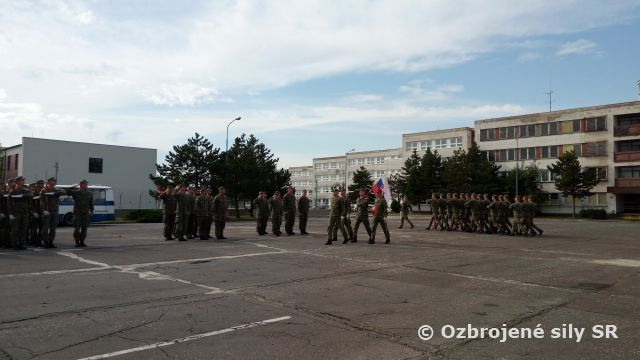 Slávnostný nástup Veliteľstva posádky Bratislava k výročiu SNP a prijatiu Ústavy SR