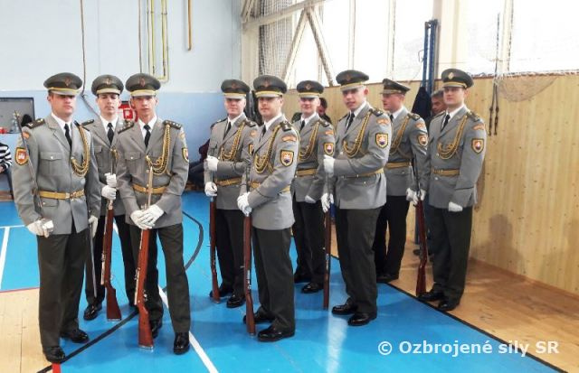 Vystúpenie Čestnej stráže OS SR pred stredoškolákmi v Trenčíne