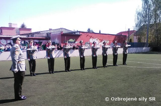 Vystúpenie Čestnej stráže OS SR pred stredoškolákmi v Rimavskej Sobote