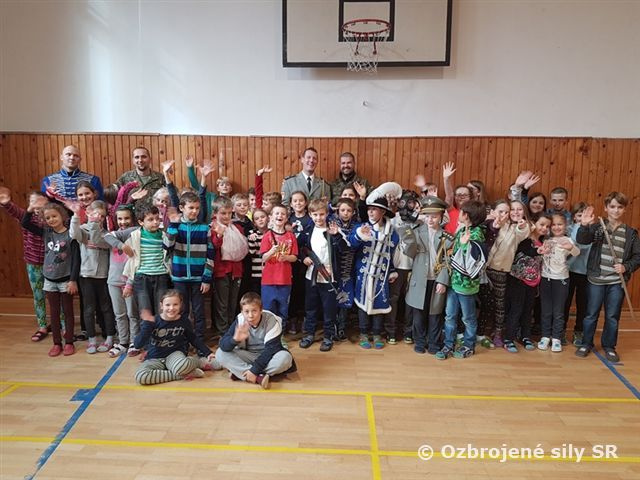 Čestná stráž OS SR na návšteve bratislavskej školy