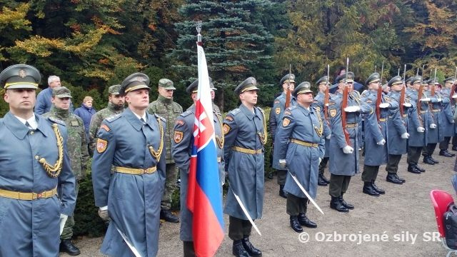 Jednotky Veliteľstva posádky Bratislava vzdali úctu hrdinským bojovníkom Karpatsko-duklianskej operácie