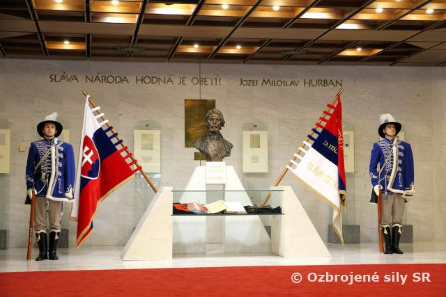 Čestná stráž Ozbrojených síl Slovenskej republiky drží stráž v Národnej Rade SR