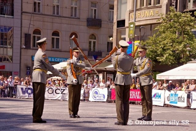 Neopakovateľné vystúpenie Čestnej stráže OS SR na pražskom Václavskom námestí
