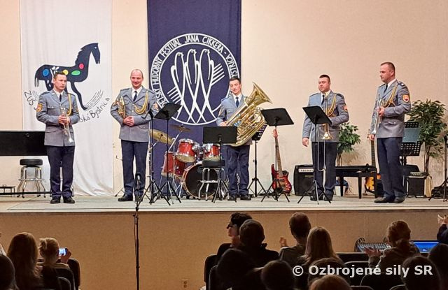 Družná spolupráca Vojenskej hudby Banská Bystrica so školským tanečným orchestrom
