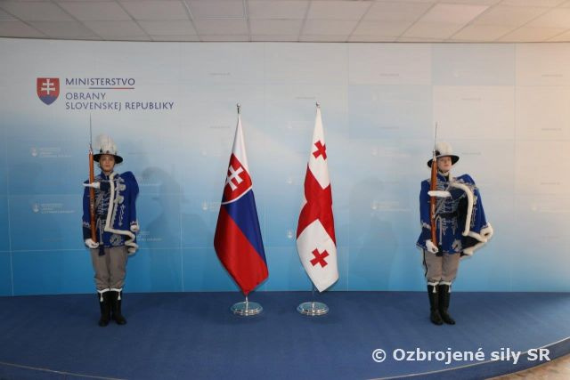 Úplné vojenské pocty pre náčelníka Generálneho štábu OS Gruzínska