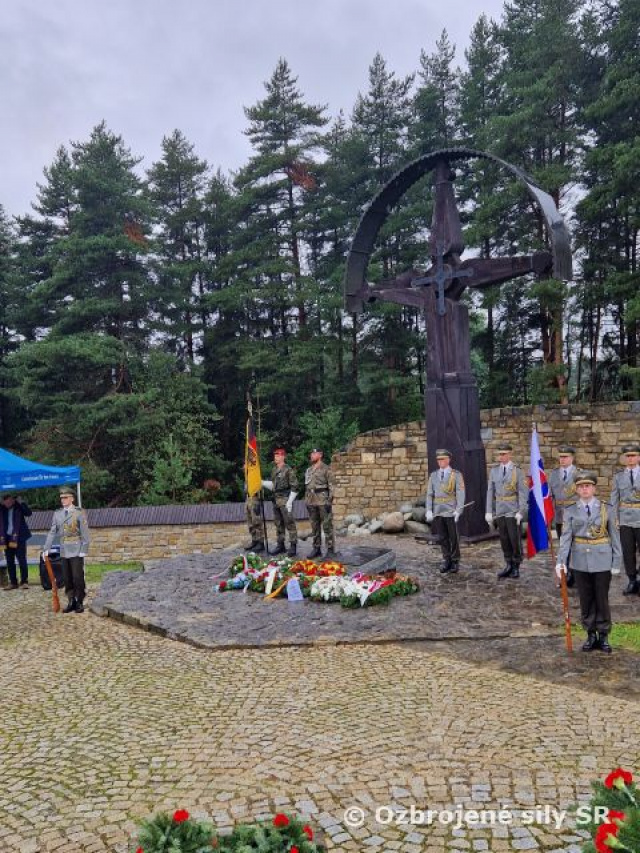 Uloženie pozostatkov na Nemeckom vojenskom cintoríne vo Važci