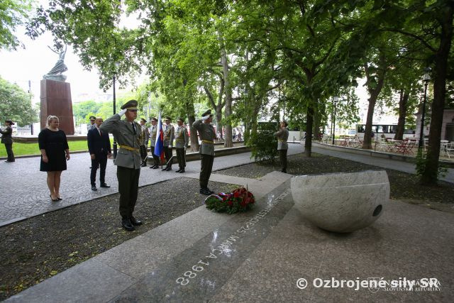 Pietne akty kladenia vencov zabezpečili príslušníci  Veliteľstva posádky Bratislava