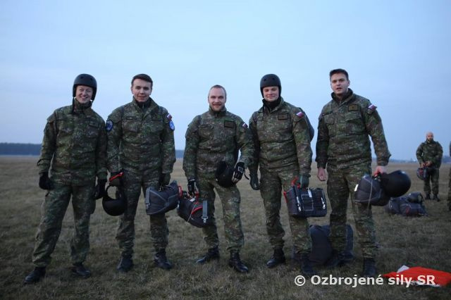 Sliačski výkonní letci absolvovali povinné zoskoky 