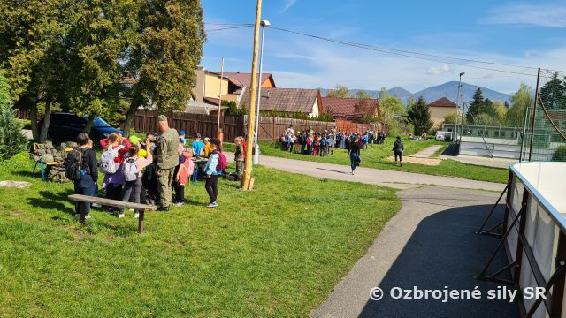 Ukážky vojenských zručností na ZŠ Podhájska v Martine