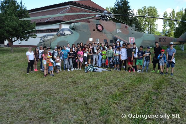 Deti vo vrtuľníkovom krídle