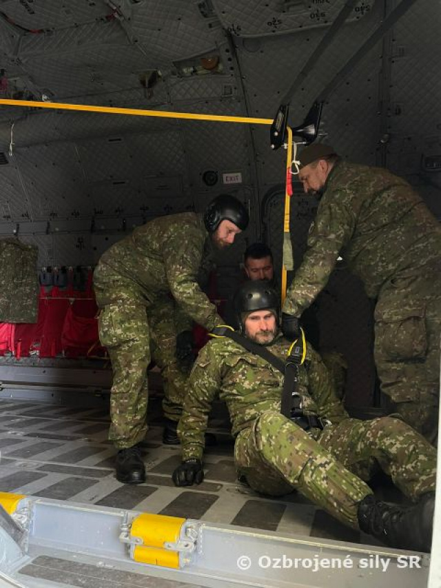 Profesionáli z Kuchyne nacvičovali núdzové opustenie lietadla