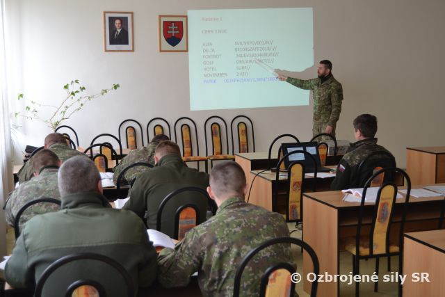 Príprava chemikov vo vrtuľníkovom krídle