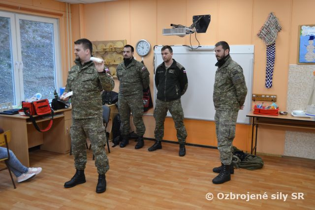 Prešovskí vojaci navštívili deti v Lipanoch