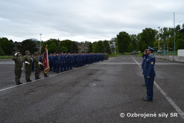 Slávnostný nástup s bojovou zástavou