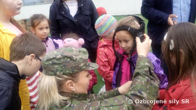 Vojaci vrtuľníkového krídla rozdávali radosť