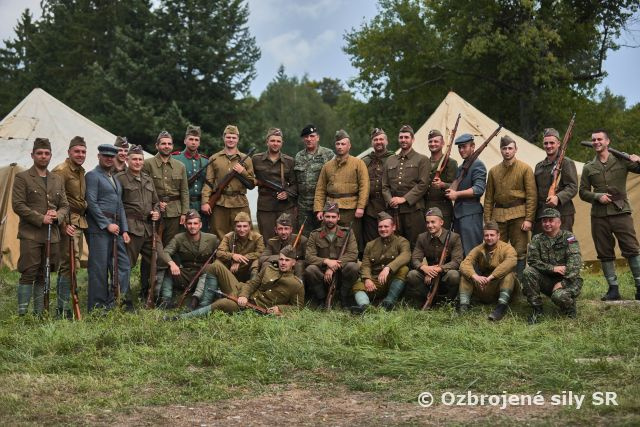 Vojenská prehliadka pri príležitosti 75. výročia SNP 