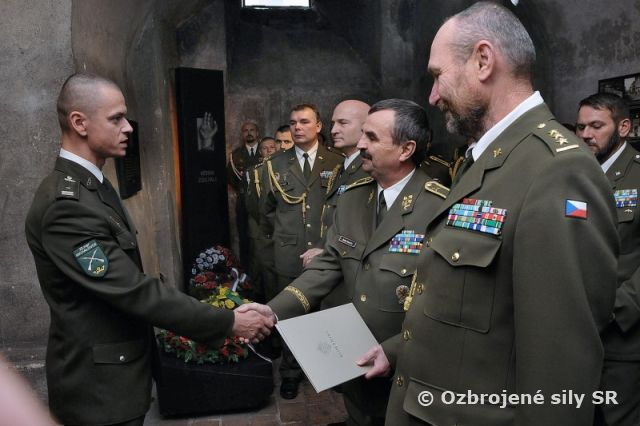 Medzi úspešnými absolventmi elitného kurzu Komando sú aj profesionáli Ozbrojených síl SR