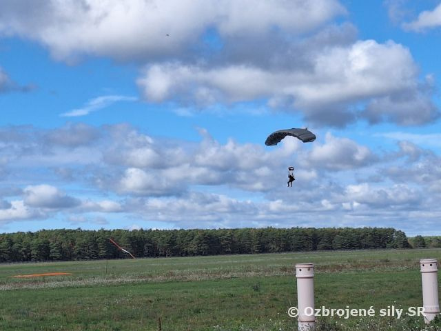 Príslušníci 46. krídla zabezpečovali taktické zoskoky s kyslíkom