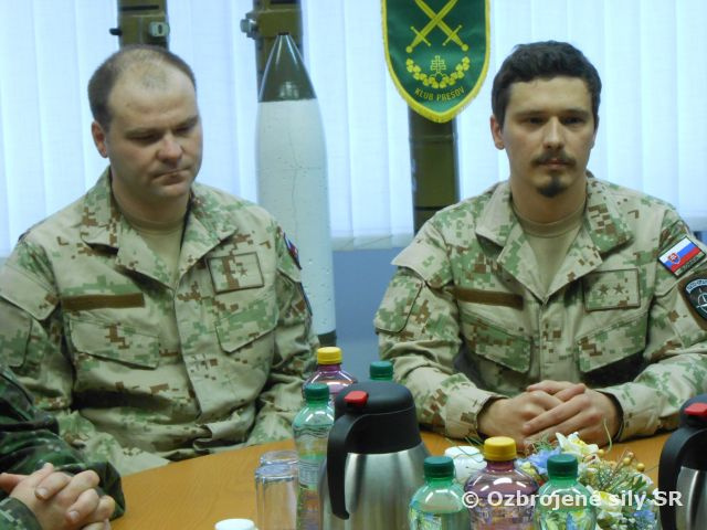 Dvaja príslušníci vrtuľníkového krídla odchádzajú do Afganistanu