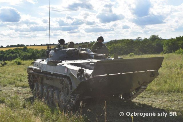 Výcvik vodičov vo vedení pásovej techniky pred certifikačným cvičením