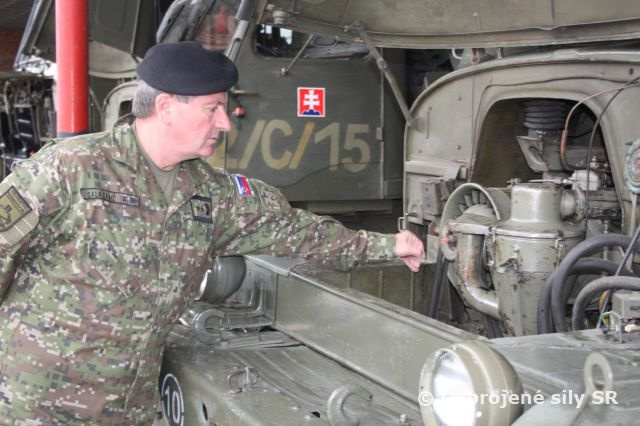 Veliteľ pozemných síl na kontrole v 22. mechanizovanom prápore