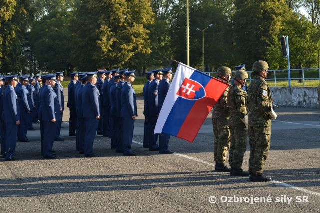 Slávnostný nástup pri príležitosti 73. výročia Slovenského národného povstania a 25. výročia prijatia Ústavy Slovenskej republiky