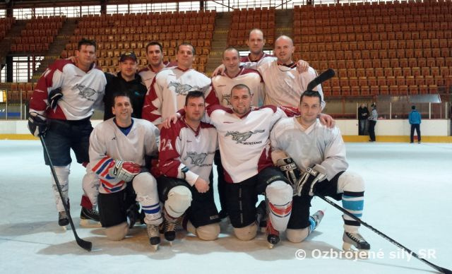 Putovný pohár veliteľa brigády v hokejovom turnaji získali príslušníci 1.mb
