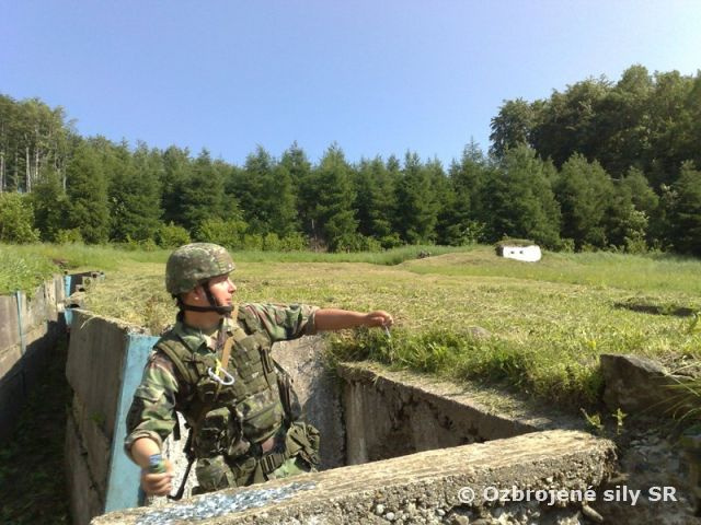 Hádzanie ručných granátov URG-86-Rd príslušníkmi roty bojovej podpory