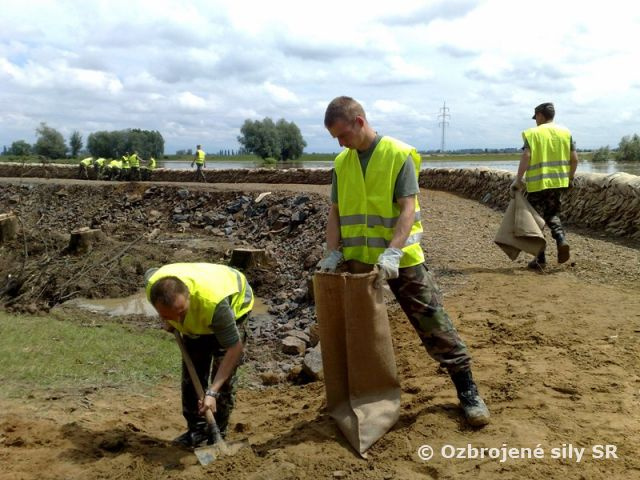 Druhý deň nasadenia profesionálnych vojakov v operácii - Nekonečný dážď 2010