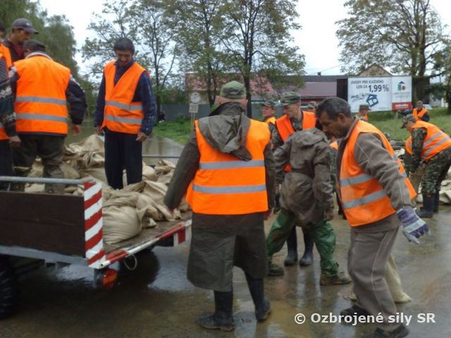 Zásah príslušníkov 21. zmpr Trebišov po vyhlásení III. stupňa povodňovej aktivity