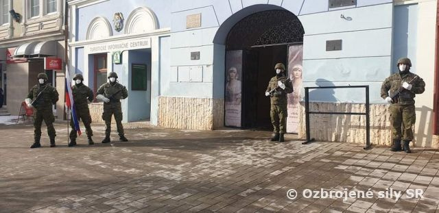 Pietny akt kladenia vencov pri príležitosti 77. výročia oslobodenia mesta Rožňava a 16. výročia leteckej tragédie vojenského lietadla AN-24 v obci Hejce.