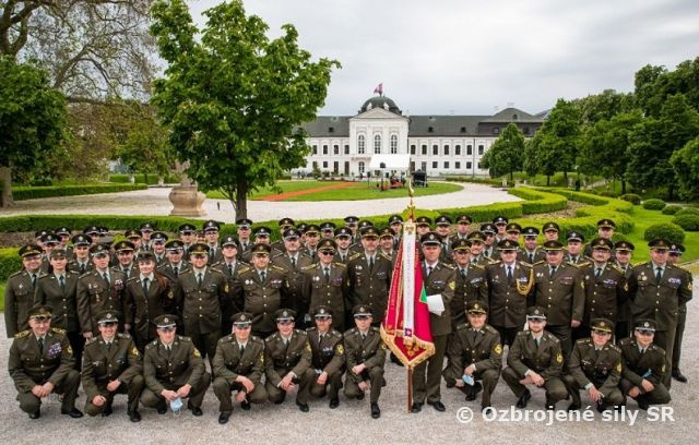 SLÁVA, SLÁVA, SLÁVA - zaznelo v Grasalkovičovom paláci na počesť zapožičania bojových zástav