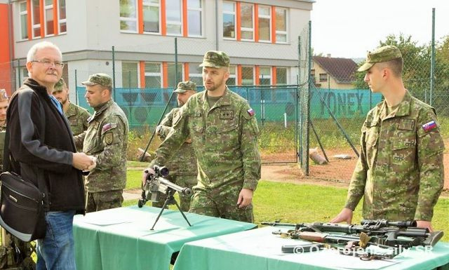 Prezentácia 12.mpr na súťaži plastikových a papierových modelárov