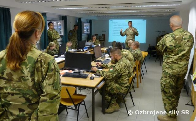 Ženisti zo Serede plnia úlohy na cvičení Blonde Avalanche 2019 