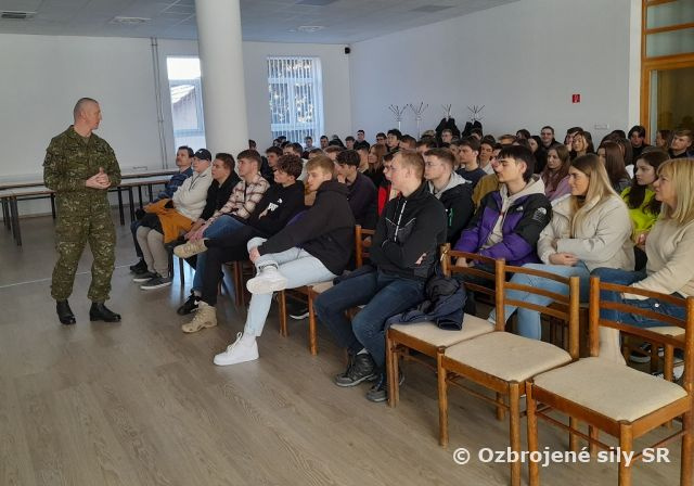 Príslušníci 1.mechanizovanej brigády a 103. roty podpory velenia na Stredných školách v Partizánskom