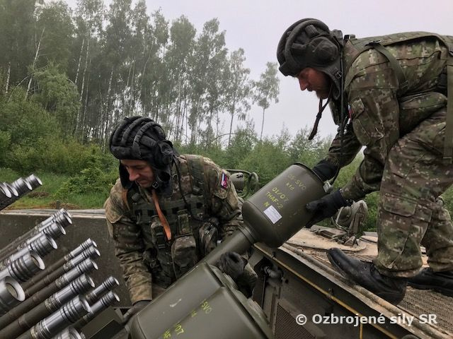 Výcvik v streľbe ženistov zo samohybného výbušného odmínovača